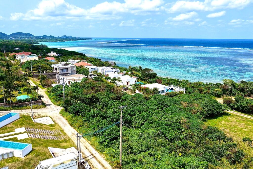石垣市山原地区でドローン撮影をした様子　東シナ海を一望する立地です
