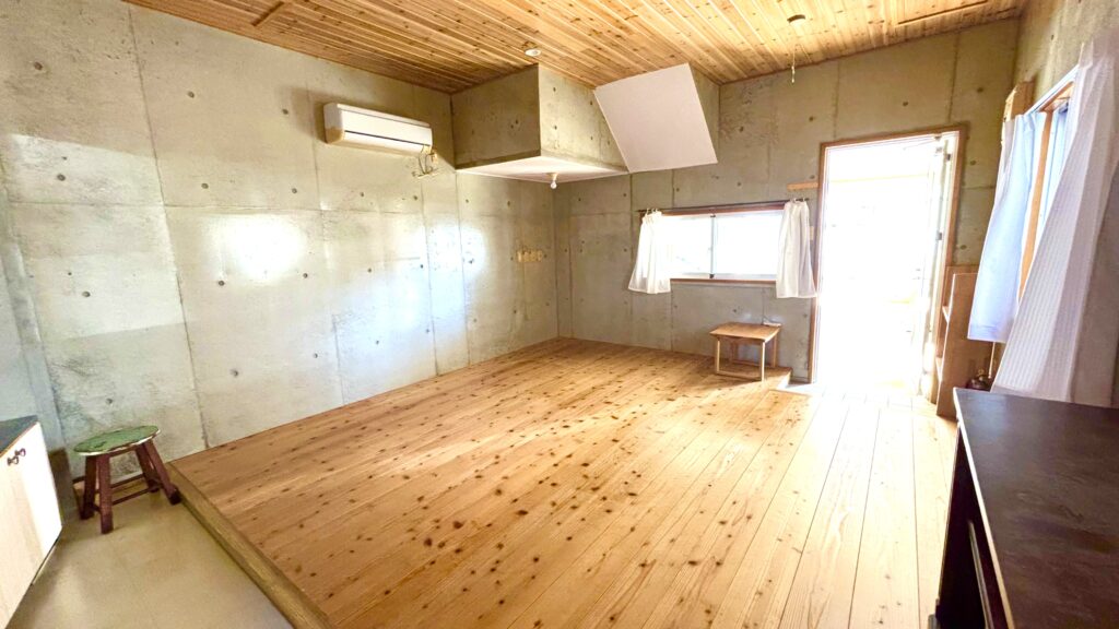石垣市新川地区の中古戸建の室内の様子です　1Fのワンルームの室内です