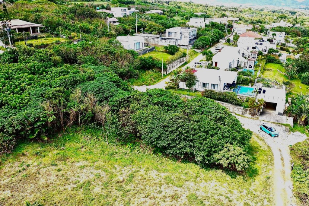 石垣市山原地区でドローン撮影をした様子　宿泊施設が点在する地域です