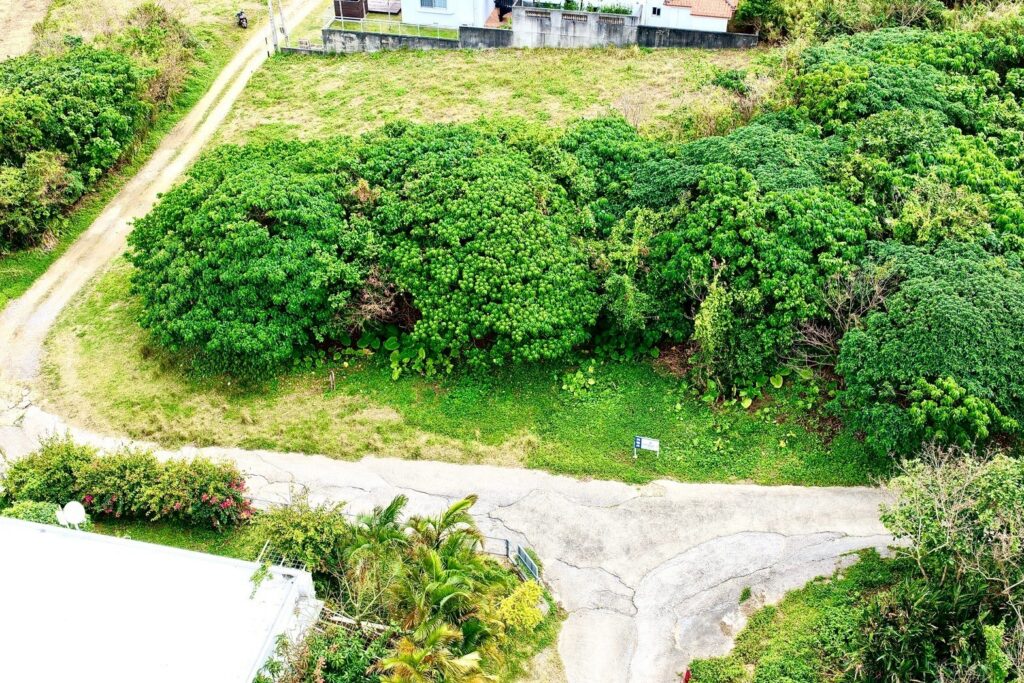 石垣市山原地区でドローン撮影をした様子　物件は角地です
