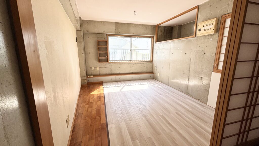 石垣市新川地区の中古戸建の室内の様子です　2Fの主寝室洋室7条です